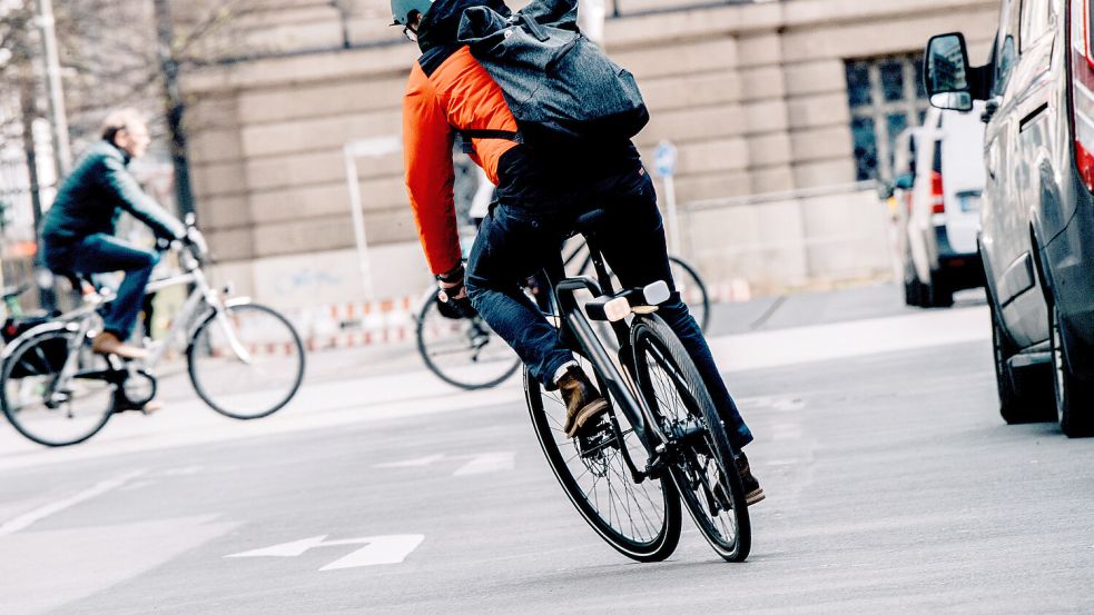 Durch das hohe Tempo mit einem Pedelec können schneller gefährliche Unfälle passieren – das ist aber nicht nur die Schuld der Radfahrer. Foto: dpa/ Zacharie Scheurer