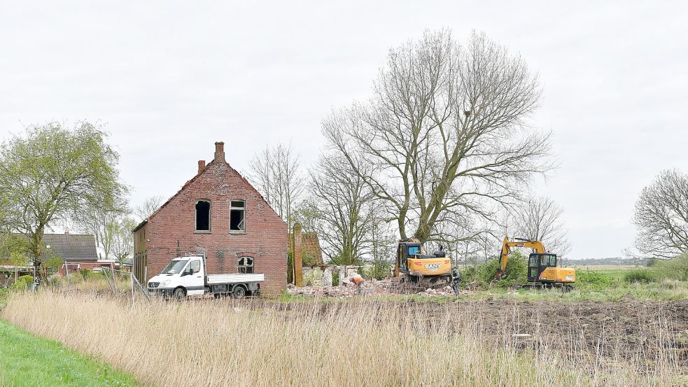 Der Anbau der noch stehenden Bauruine wurde bereits abgerissen. 2017 hatte es dort gebrannt. Foto: Wagenaar