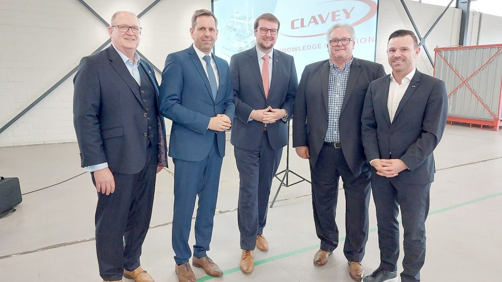 Die neue Halle wurde feierlich eröffnet unter anderem von Clavey-Geschäftsführer Torge Brandenburg (von links), Wirtschaftsminister Olaf Lies, Oberbürgermeister Tim Kruithoff, Clavey-Gründer Lothar Clavey und Wirtschaftsförderer Stefan Klaassen. Fotos: Hanssen