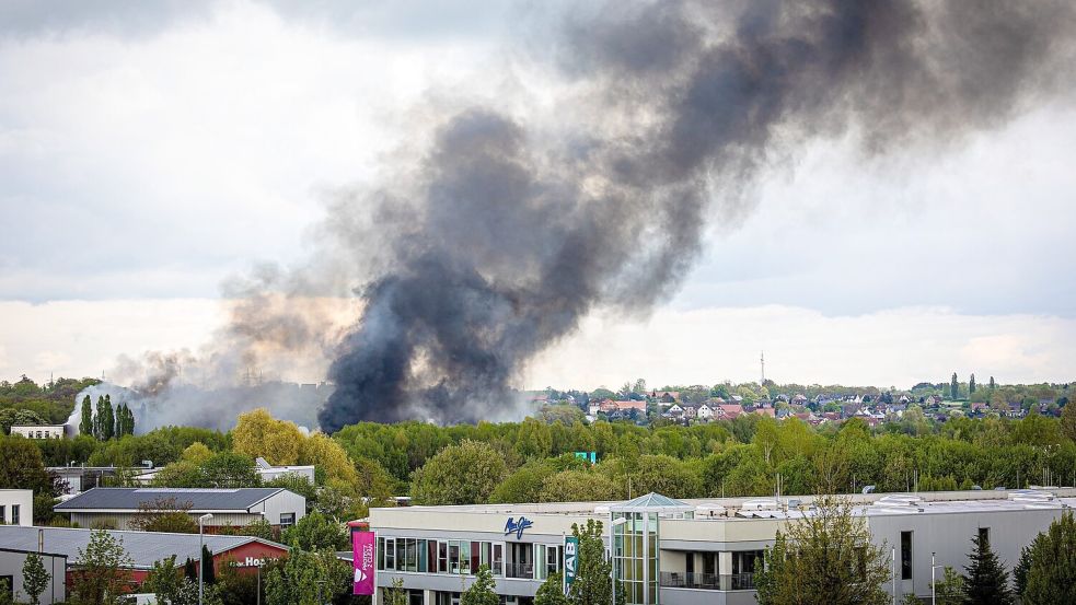 Rauch steigt bei einem Großbrand in einem Braunschweiger Industriegebiet in den Himmel. Foto: Moritz Frankenberg/dpa