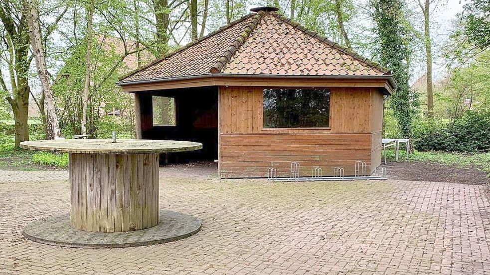 Auf dem Dorfplatz in Bühren wird am Wochenende aufgeräumt. Foto: Dorfjugend Uplengen