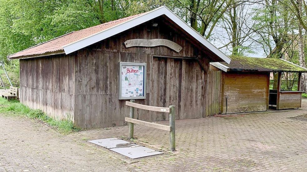 An der Hütte wird Holz ausgetauscht. Foto: Dorfjugend Uplengen