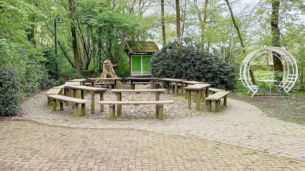 Auch rund um die Sitzgelegenheit wird der Platz wieder aufgewertet. Foto: Dorfjugend Uplengen