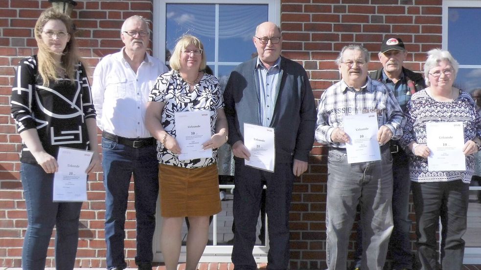 Für langjährige Treue wurden (von links) Kerstin Marken, Georg Marken, Anne Buschmann, Reinhard Balssen, Johann Hubl, Joachim Ihnen und Erika Hubl geehrt. Foto: Trauernicht