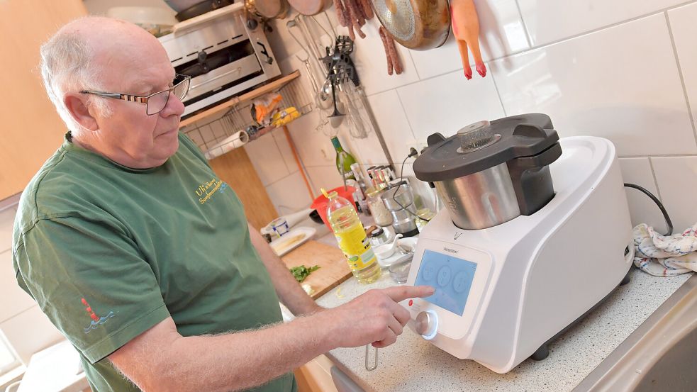 Ulrich Stede nutzt für das Häckseln des Bärlauchs eine Küchenmaschine.