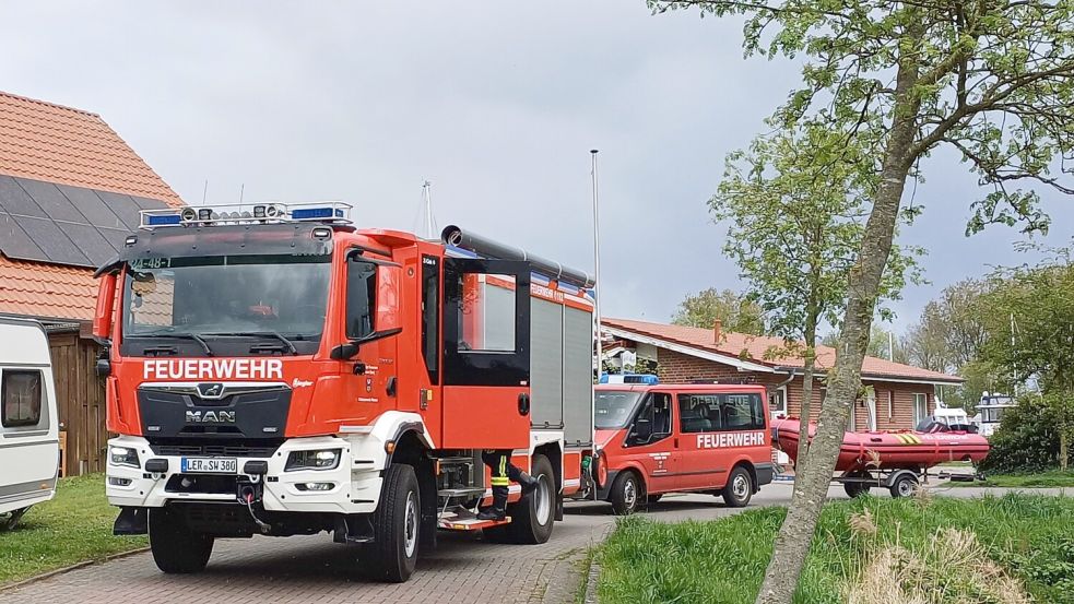 Mit mehreren Fahrzeugen und einem Boot rückte die Feuerwehr aus. Foto: Feuerwehr Weener/Rand