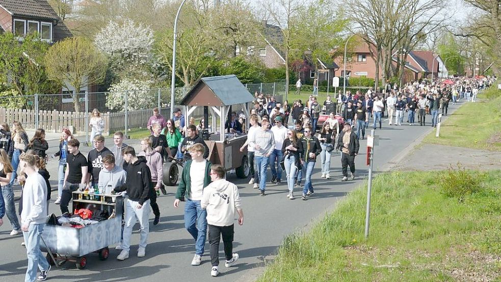 Von Markhausen aus waren im letzten Jahr etwa 1000 junge Menschen unterwegs zum Frühtanz in der Gaststätte Sieger in Thüle. Foto: Stix