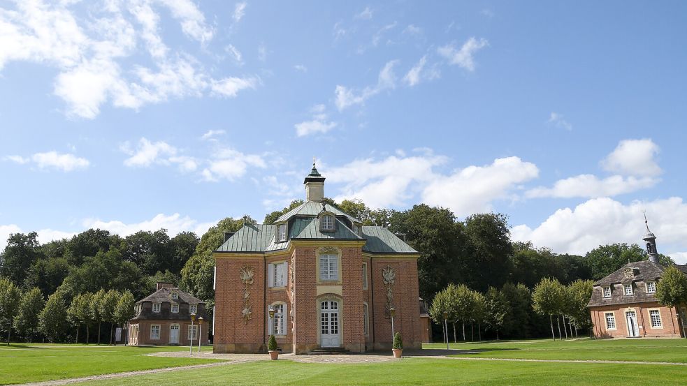 Im Schloss Clemenswerth in Sögel kann man Antiquitäten schätzen lassen. Foto: Jaspersen/dpa