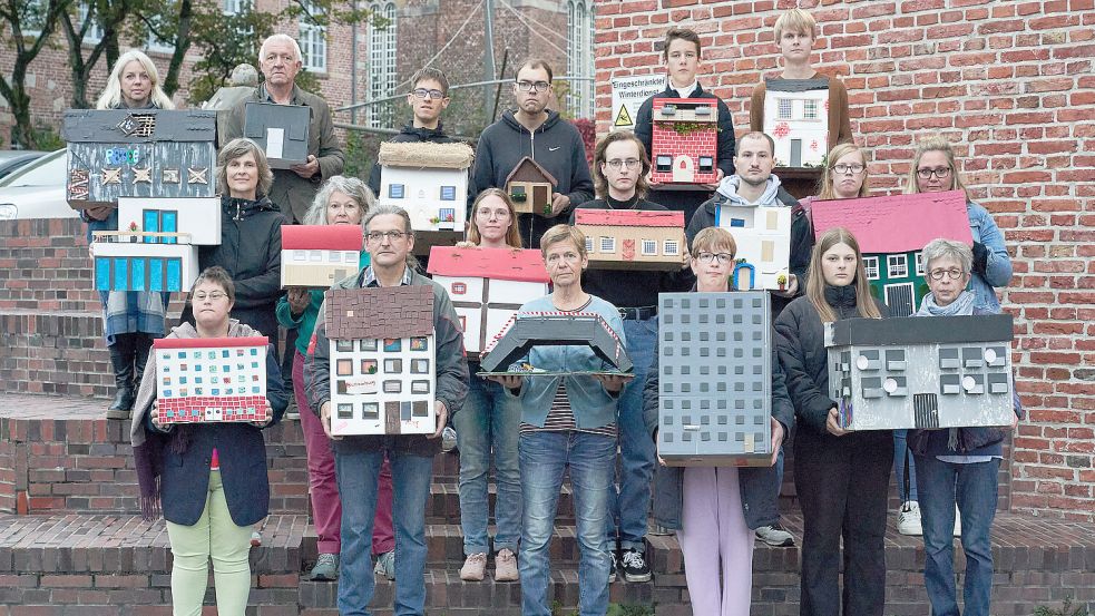 Wenn man Wohnungen und Häuser bloß aus Pappmaché machen könnte: das Ensemble von Theartic spielt „Von welchen, die auszogen, eine Wohnung zu finden“. .Foto: Weerts