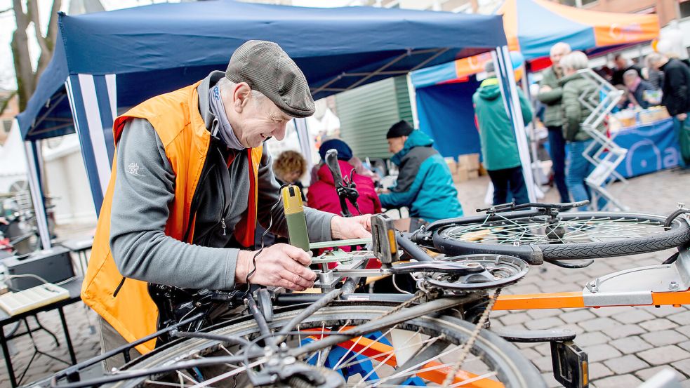 Beim Aktionstag „Hallo Fahrrad“ in Oldenburg werden auch Räder codiert. Foto: Dittrich/dpa-Archiv
