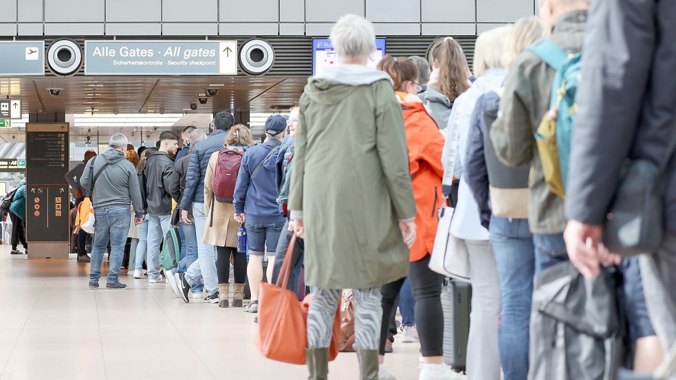 Da steht man dann: Lange Schlangen vor den Sicherheitskontrollen sind an vielen Flughäfen normal. Foto: picture alliance/dpa/Bodo Marks