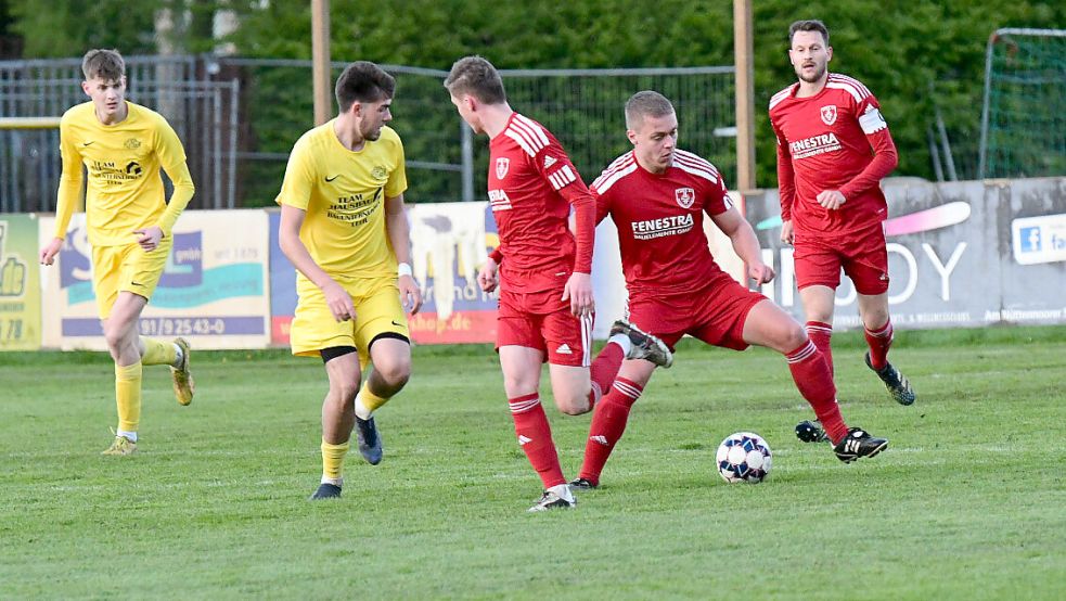 Ein munteres Spiel zeigten der VfL Germania Leer und TuRa 07 Westrhauderfehn (am Ball Felix Schütte). Foto: Damm