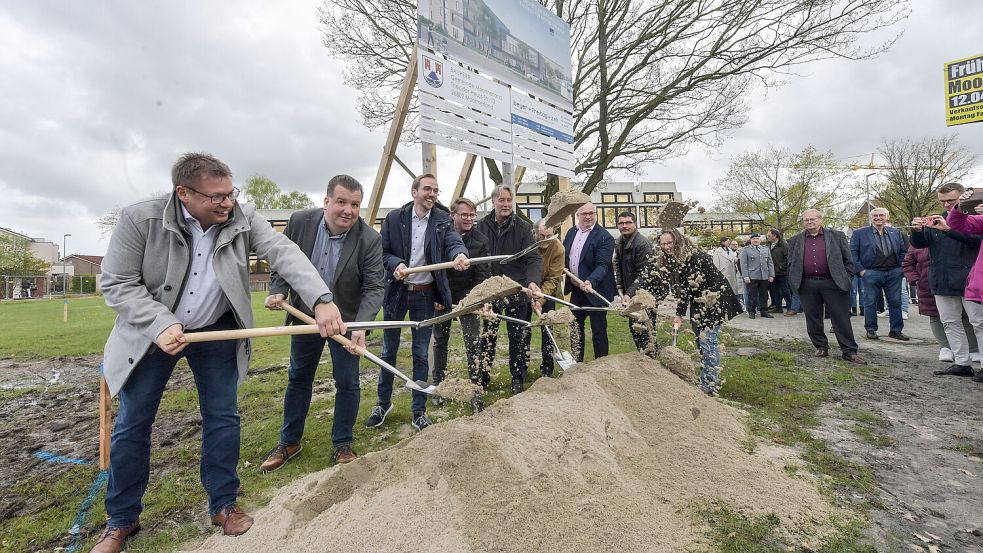 Der große Moment: Erster Gemeinderat Jörg Lorenz (von links), Jens de Vries (stellvertretender Gruppenvorsitzender SPD/FDP), Bürgermeister Hendrik Schulz, Matthias Knopf und Manfred Zeh vom Architekturbüro Beyer+Freitag+Zeh, Ratsvorsitzender Jann de Buhr, Ingo Kroon (Fraktionsvorsitzender CDU), Stefan Haseborg (Fraktionsvorsitzender Grüne) und Tanja Veentjer (Moormerlännder Wählergemeinschaft) machten den symbolischen ersten Spatenstich. Foto: Ortgies