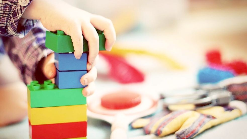 Vielen Eltern ist es nicht nur wichtig, dass ihre Kinder gut betreut sind, wenn sie am Arbeiten sind. Sie legen auch Wert darauf, dass die Kleinen Kontakt zu Gleichaltrigen haben. Symbolbild: Pixabay