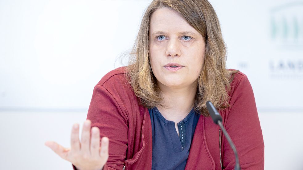 Hielt es nicht für nötig, nach der Abi-Panne in Niedersachsen persönlich Stellung zu beziehen: Kultusministerin Julia Willie Hamburg (Grüne). Foto: Michael Matthey/dpa