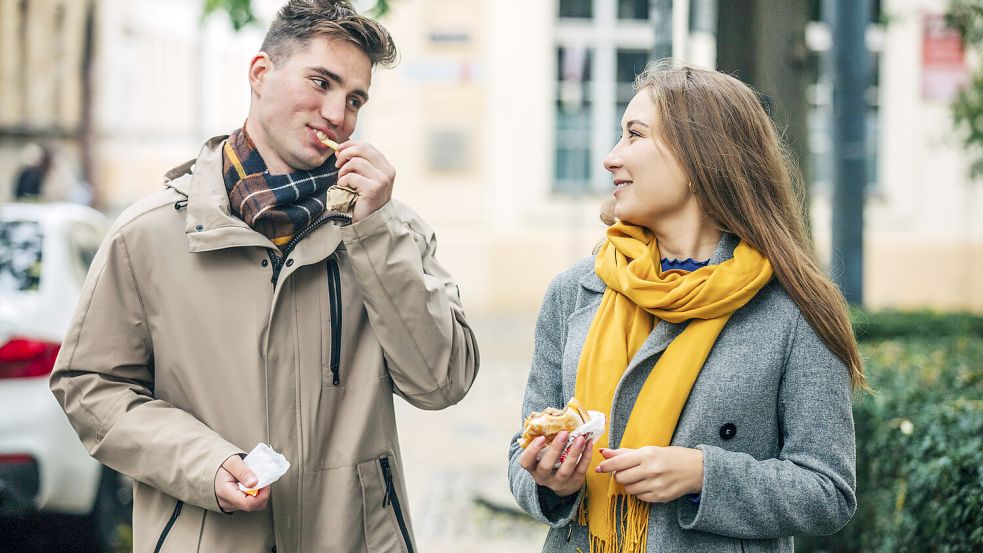 Das Essen im Gehen kann schlechte Folgen auf die Verdauung haben. Foto: IMAGO/Westend61