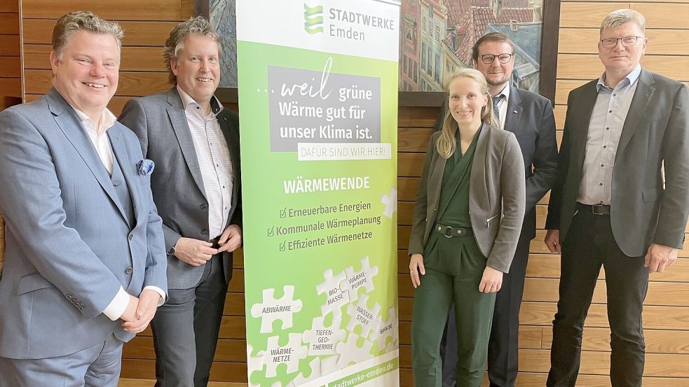 Planen den Wärmeplan fürs erste Quartal 2025: Professor Christian Held (BBH-Gruppe), Jens Gieselmann, Anna Benjamins von den Stadtwerken, Oberbürgermeister Tim Kruithoff und Gunnar Kielmann, ebenfalls von den Stadtwerken. Foto: Schuurman