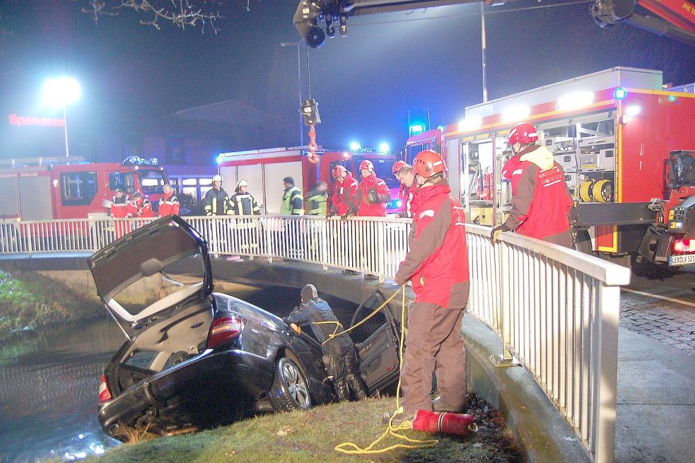 Mit einem Kran wurde das Auto aus dem Wasser gezogen. Bild: Janßen