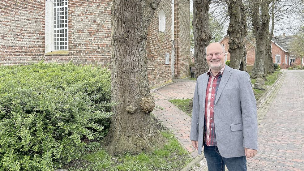 Frederik Koßmann ist der neue Pastor in Rysum, Wybelsum und Logumer Vorwerk. Dieses Foto ist vor der Kirche in Rysum entstanden. Foto: Weiden.