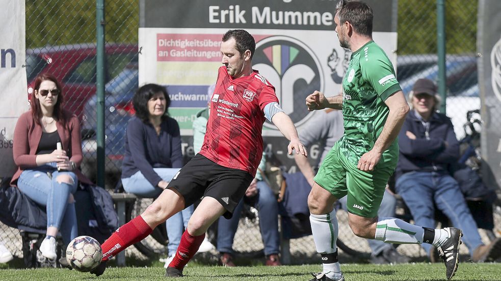 Der VfB Münkeboe um Kapitän Stefan Janssen (am Ball) möchte zum 70. Vereinsgeburtstag in die A-Klasse aufsteigen. Foto: Doden/Emden