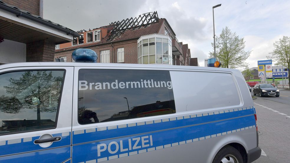 Neben der Brandruine parkt das Auto der Ermittler.