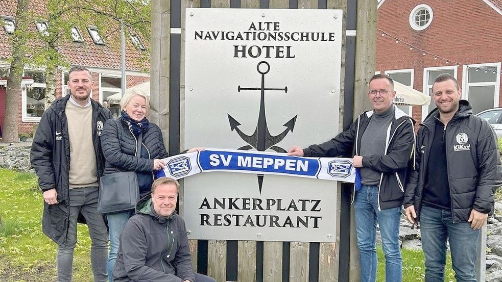 Die Verantwortlichen des SV Meppen haben sich jüngst ein Bild von ihrer Unterkunft während des Trainingslagers in Rhauderfehn gemacht (von links): Marcel Gebers (Teammanager 1. Mannschaft), Silke und Niels Plaisir (Hotel „Alte Navigationsschule“), Rainer Bron (Marketing/Vertrieb) und David Vrzogic (Sportlicher Leiter). Foto: SV Meppen