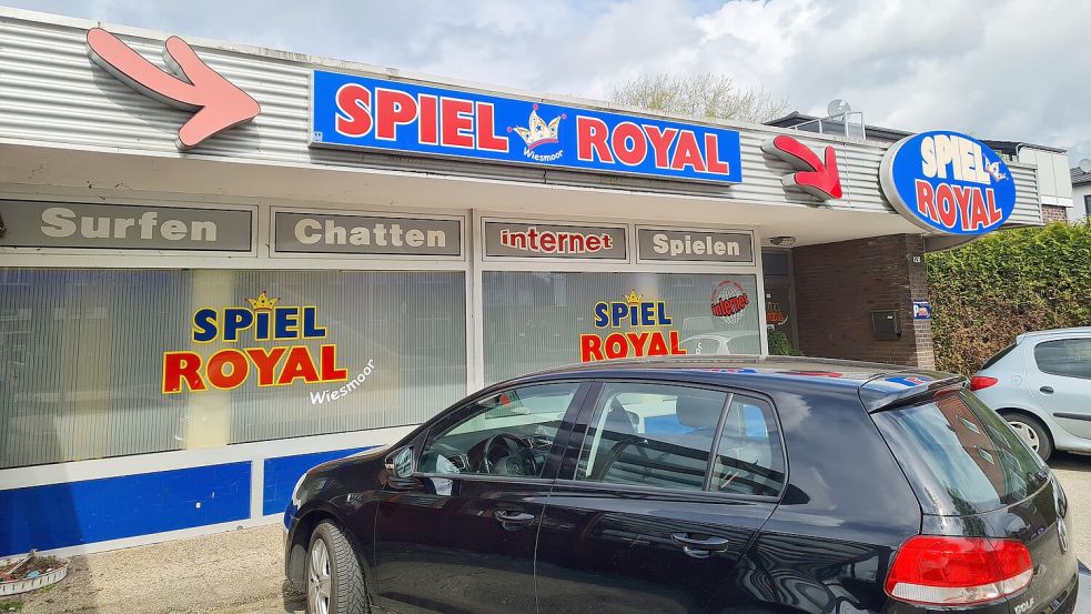 Die Spielothek „Spiel Royal“ befindet sich direkt gegenüber von dem Brandhaus. Die Menschen vor Ort konnten das Geschehen mitverfolgen. Foto: Cordes