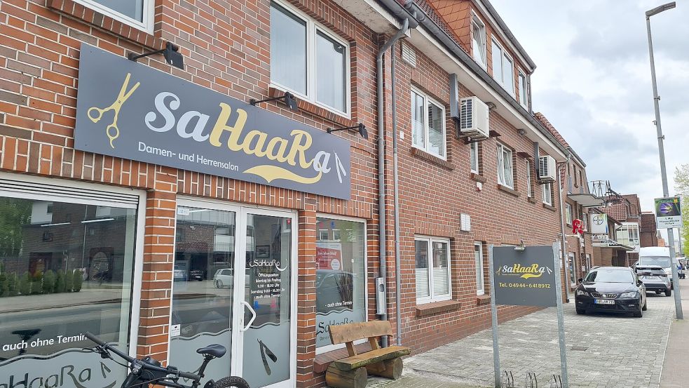 Im Damen- und Herrensalon SaHaaRa roch man zuerst den Rauch. Der Salon ist nur wenige Meter vom Mehrparteienhaus entfernt – es ist im Hintergrund des Fotos zu erkennen. Foto: Cordes