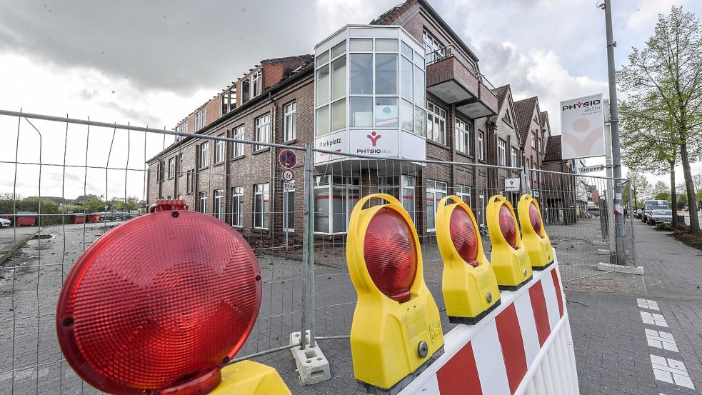 Das Gebäude in Wiesmoor ist nach dem Brand am Samstag großzügig abgesperrt. Viel kann man von außen nicht erkennen. Foto: Ortgies