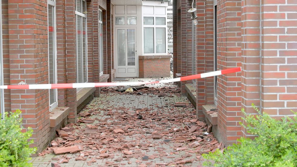 Um das Gebäude herum liegen kaputte Dachziegel.