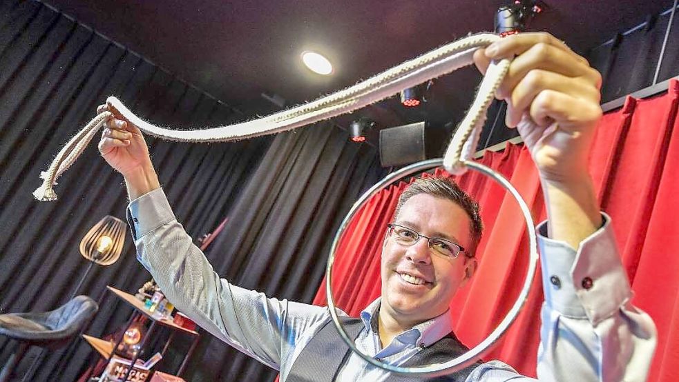Ein Seil und einen Ring – sehr viel mehr benötigt Andreas Reichert nicht, um sein Publikum in den Bann zu ziehen. Foto: Archiv/Ortgies