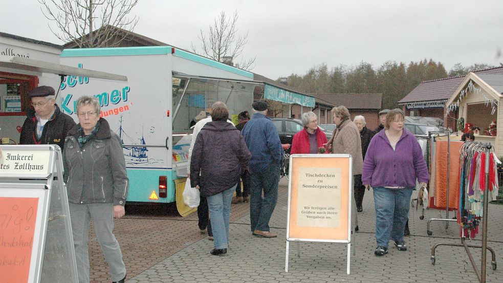 Als der Wochenmarkt in Weener 2013 vom Vogelsang-Parkplatz zu Holz & Bau umzog, hatten die Stände einen regen Zulauf. Foto: Gettkowski/Archiv