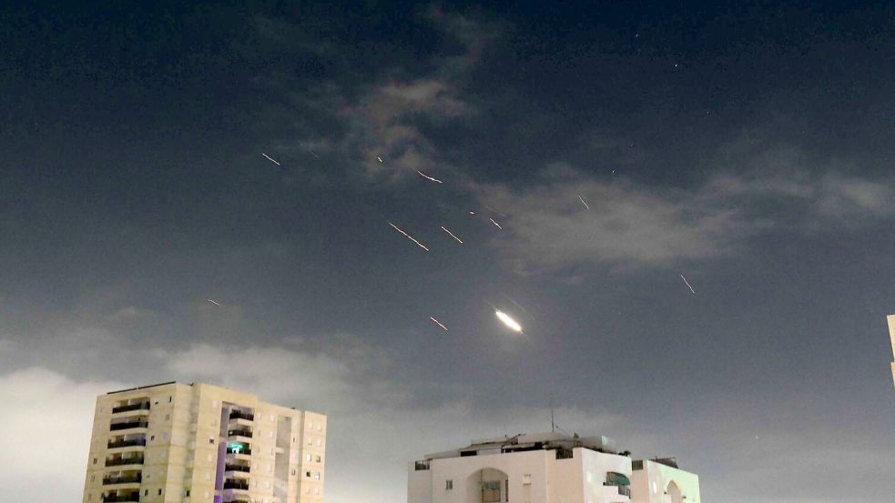 Flammen über Tel Aviv: Israels Luftabwehrsystem fing am Wochenende Raketen und Drohnen aus dem Iran ab. Foto: Tomer Neuberg/Xinhua/dpa