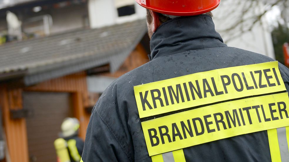 Ein Brandermittler der Polizei im Einsatz. Foto: Uwe Zucchi/DPA