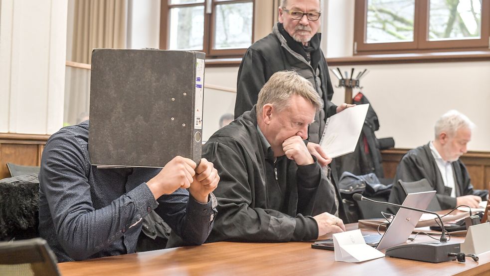 Beim fünften Prozesstag zum Feuer im Emder Van-Ameren-Bad wurde jahrelange Haft für zwei junge Männer gefordert. Dieses Foto ist beim Prozessauftakt entstanden. Foto: Ortgies/Archiv