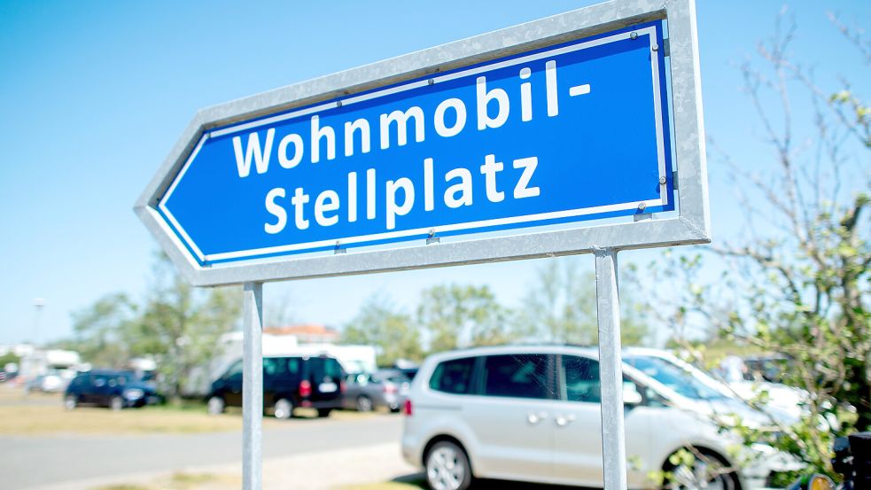 Ein weiteres Schild mit der Aufschrift „Wohnmobil-Stellplatz" könnte künftig auch in Uplengen stehen. Foto: Hauke-Christian Dittrich/dpa