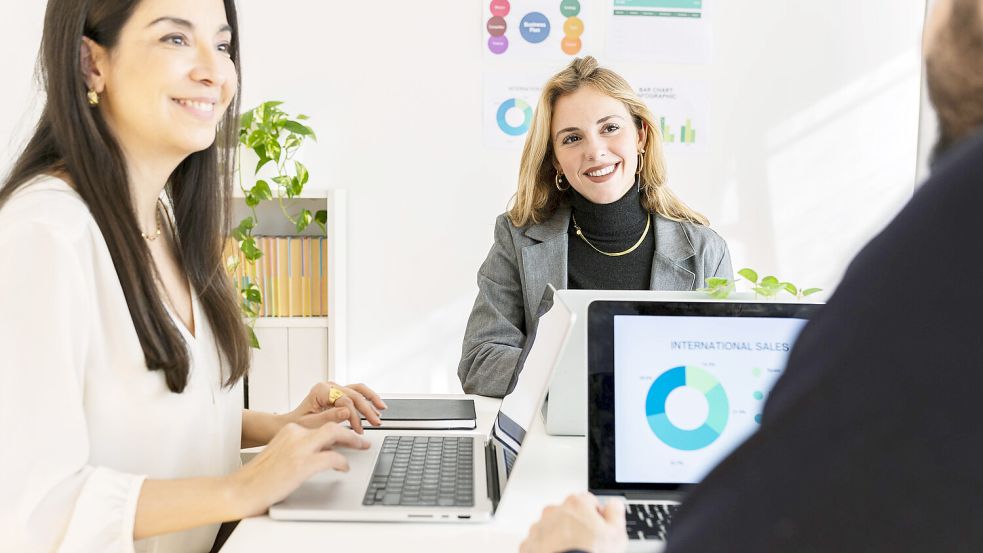 Nur zufrieden am Arbeitsplatz zu sein, sollte laut einer neuen Studie nicht mehr der alleinige Anspruch der Arbeitnehmer sein. Mit der Angabe eines Glücksfaktors soll gezeigt werden, wie glücklich Arbeitnehmer tatsächlich mit ihrem Job sind. Foto: IMAGO/Westend61