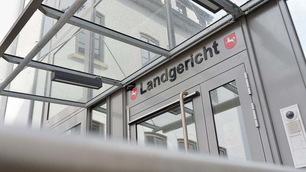 Vor dem Landgericht Aurich steht ein Mann aus dem Landkreis Leer. Foto: Ortgies/Archiv