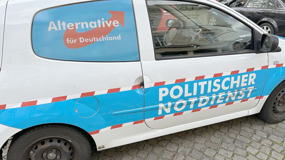 Auf dem Parkplatz des Landtages in Hannover aufgenommen: Ein AfD-Auto mit der Aufschrift „Politischer Notdienst“. Foto: Lars Laue