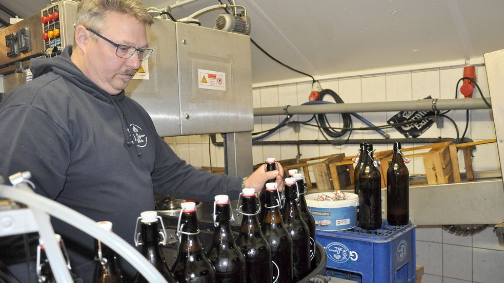 Braumeister René Krischer steht am Fließband. Erst wenn das Ostfriesen Bräu den Geschmackstest bestanden hat, wird es per Maschine in die gereinigten Bügelflaschen abgefüllt. Foto: Ullrich/Archiv