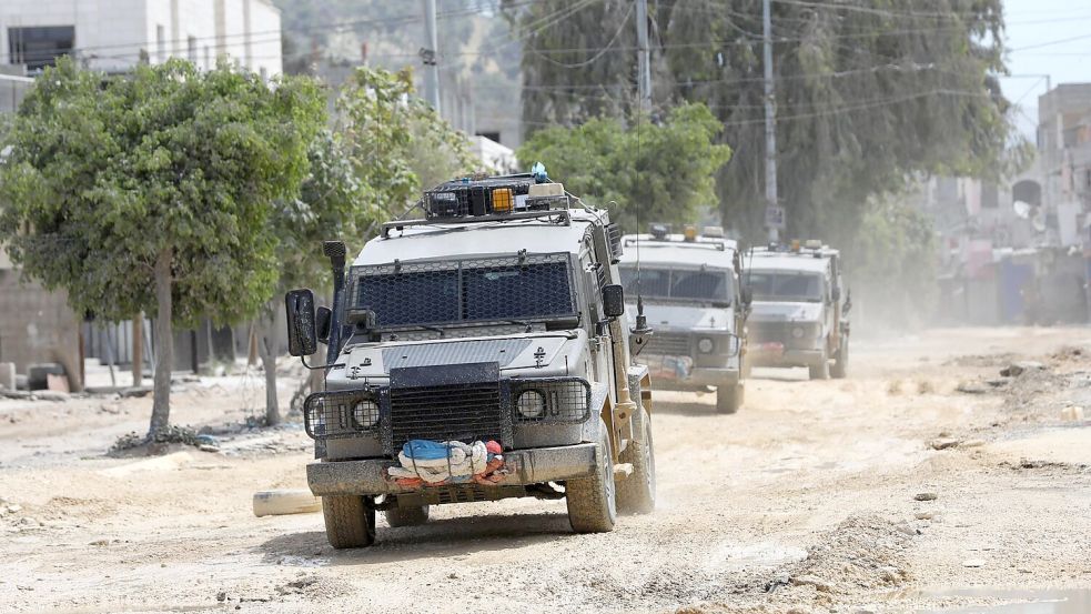 Militärfahrzeuge im palästinensischen Flüchtlingslager Nur Schams in Tulkarem. Foto: Ayman Nobani/XinHua/dpa