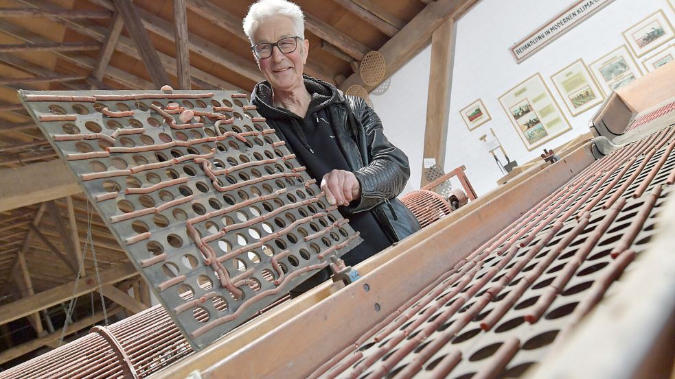 Dieter Hunken zeigt eine Rüttelmaschine, mit der die Tulpenzwiebeln nach unterschiedlichen Größen sortiert wurden. Foto: Ortgies