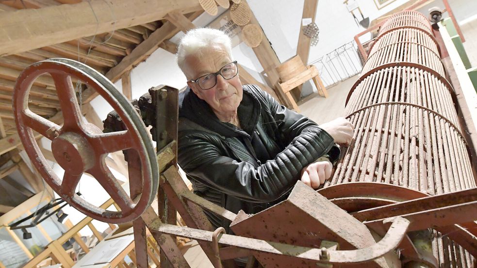 Dieter Hunken zeigt im Museum eine Tulpenwaschmaschine. Entwickelt wurde sie von Hermann Wessels. Foto: Ortgies