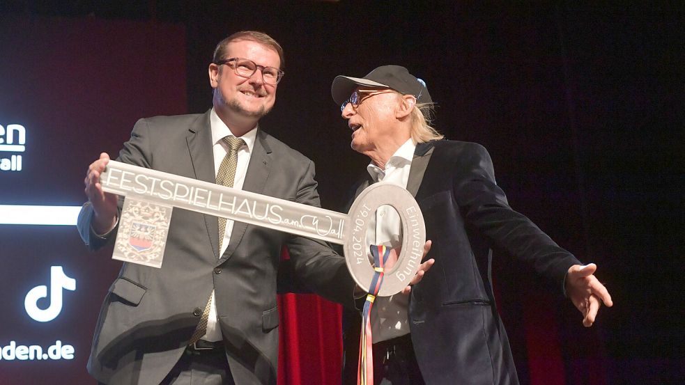 Tim Kruthoff hat den symbolischen Schlüssel für das neue Festspielhaus in den Händen.