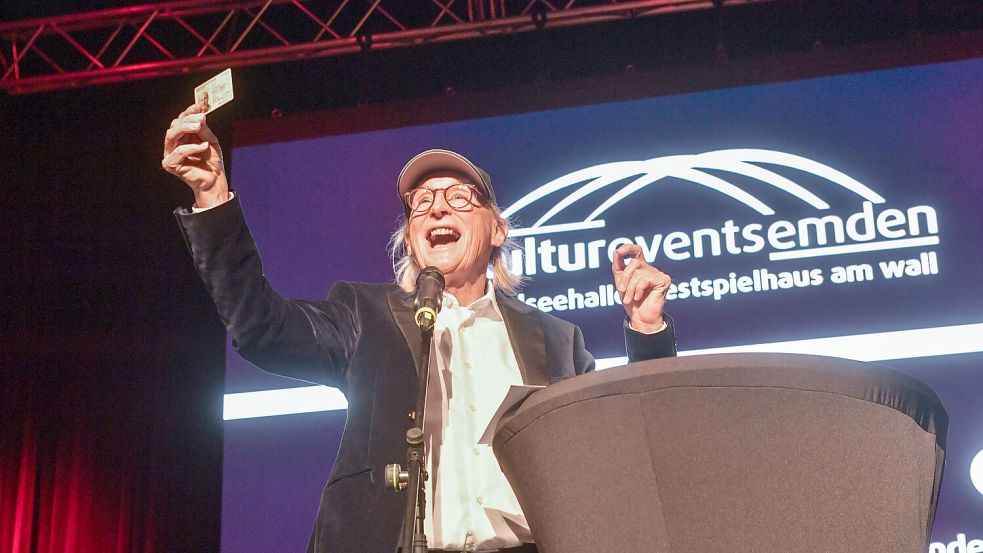 Otto Waalkes heißt mit Zwischennamen Gerhard wegen seines Patenonkels. Das bewies er mit seinem Personalausweis. Kurzerhand taufte er das neue Multifunktionshaus in Emden also "Otto-Festspielhaus am Wall".