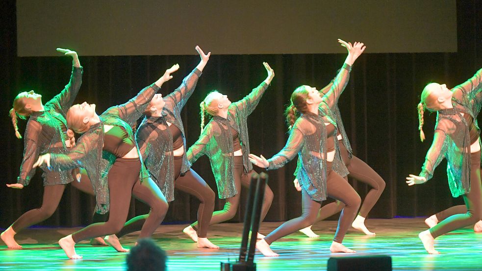 Die Tanzschule Löschen zeigte verschiedene Tanzrichtungen.