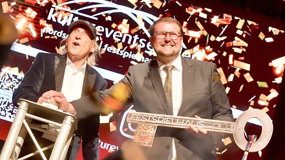 Per Knopfdruck eröffnen Otto Waalkes und Tim Kruithoff das Festspielhaus. Lametta und Konfetti fliegen auf das Publikum.