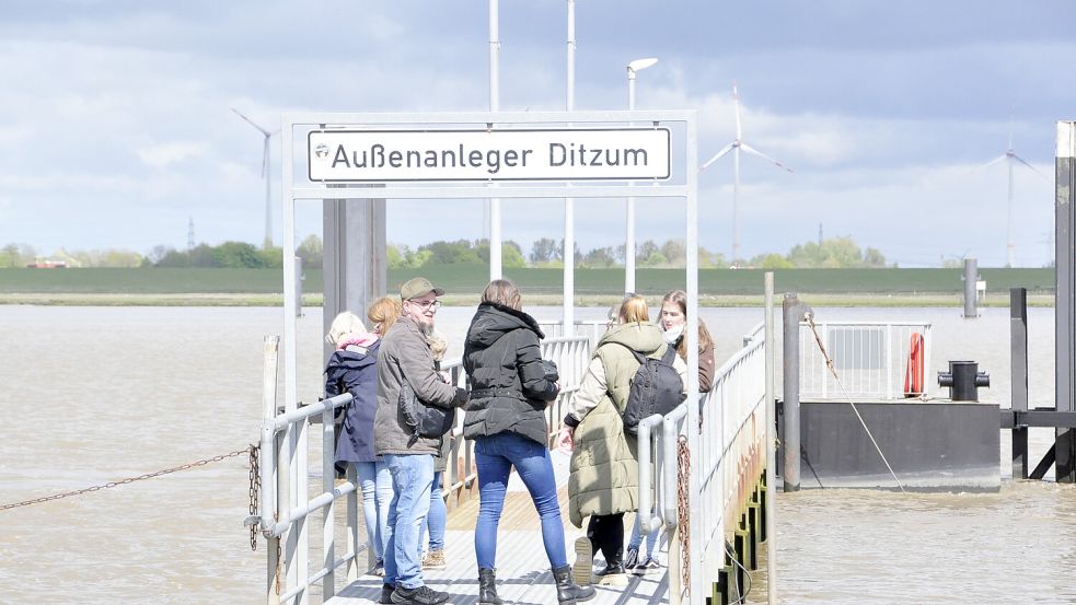 Besucher warteten vergeblich darauf, eine Runde mit dem Schiff zu drehen. Foto: Wolters