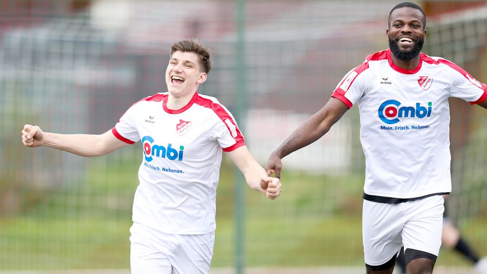 Gute Laune in Aurich: Die beiden Torschützen Dirk Frerichs (links) und Bankole Jarrett feiern den 3:2-Siegtreffer von Frerichs gegen Wiesmoor. Foto: Doden/Emden