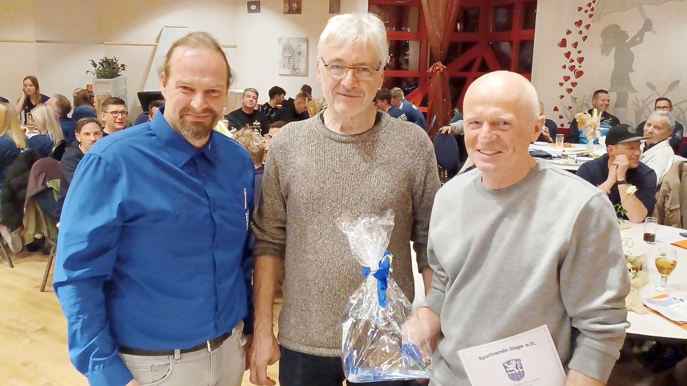 Holger Stellmacher (von links) und Meinhard Diekmann gratulieren Ehrenmitglied Reinhard Ippen. Foto: privat